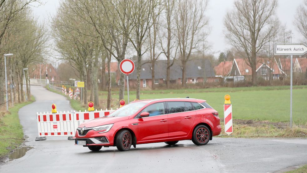 Für Autofahrer ist die Brücke über den Ems-Jade-Kanal bereits seit Montag gesperrt. Foto: Romuald Banik