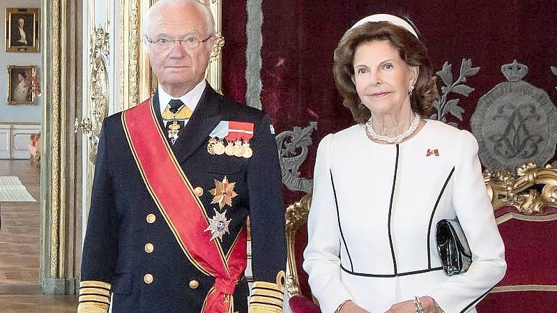 König Carl XVI. Gustaf und Königin Silvia von Schweden im Königlichen Schloss. Foto: Bernd von Jutrczenka/dpa