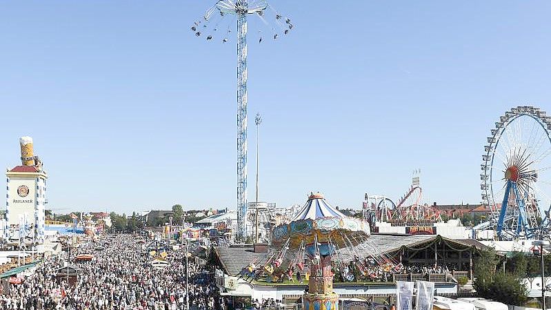 Kann man das Oktoberfest im Sommer feiern?. Foto: Tobias Hase/dpa