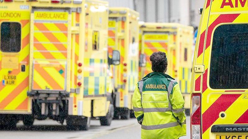 Eine Rettungssanitäterin geht an einer Reihe Krankenwagen vor einem Londoner Krankenhaus vorbei. Foto: Dominic Lipinski/PA Wire/dpa