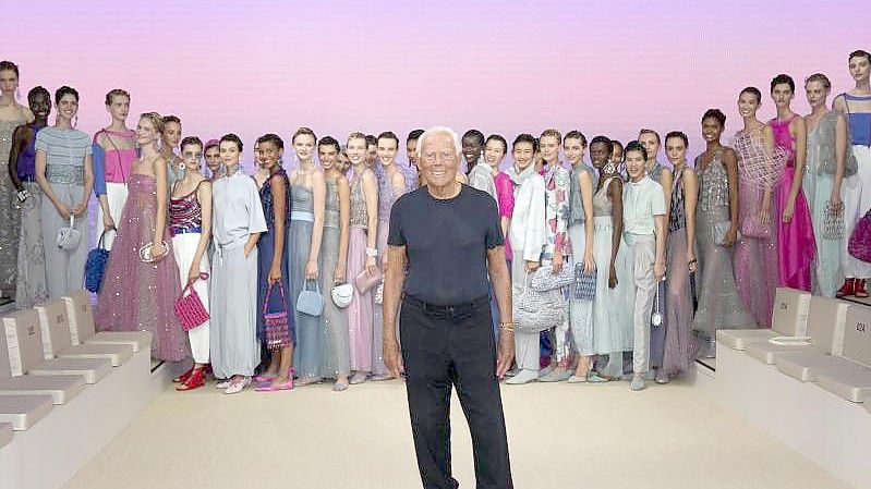 Giorgio Armani (m.) mit Models nach der Show der Frühjahr-Sommer-Kollektion 2022 im September 2021 in Mailand. Foto: Antonio Calanni/AP/dpa