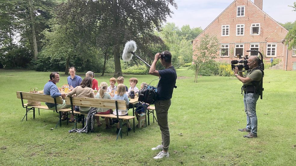 Das NDR-Kamerateam bei Familie Jürgens in Tengshausen im Wangerland. Foto: NDR