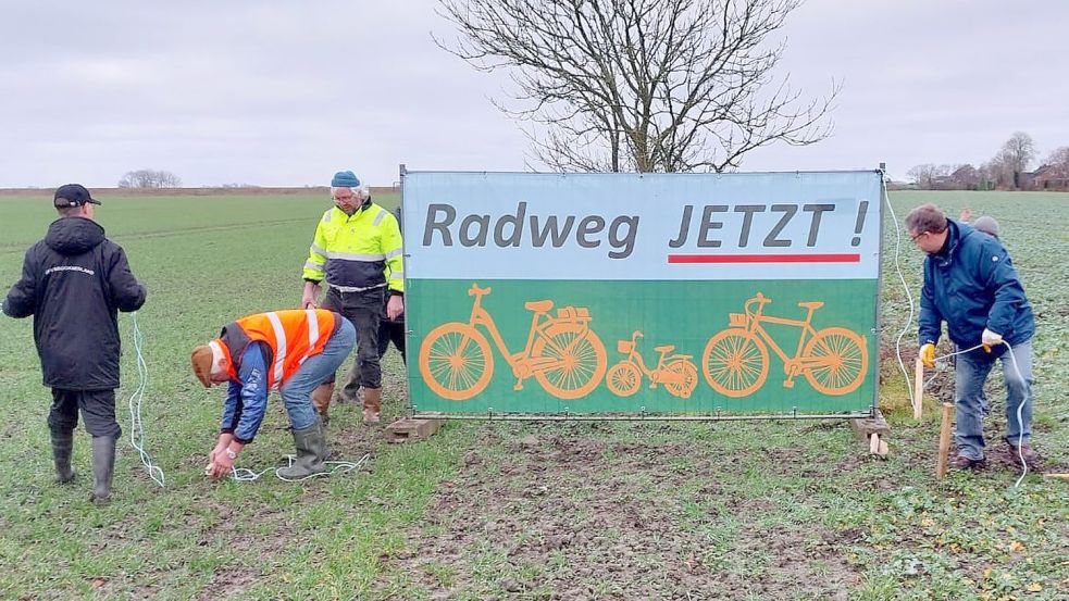 Eine Gruppe von Schoonorthern hat entlang der Landesstraße 4 mehrere Banner aufgestellt, auf denen sie den Bau eines Radwegs fordern. Foto: privat