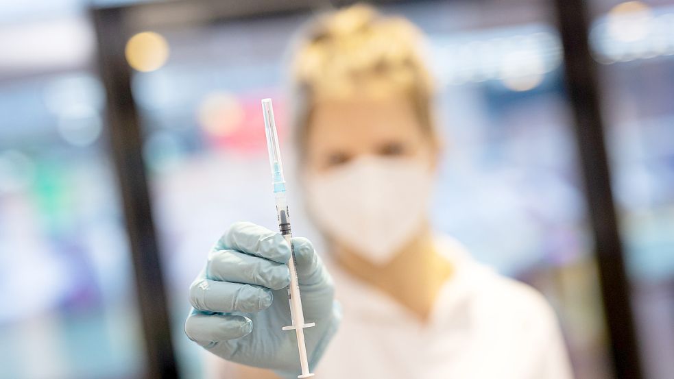 Im Ambulanten Test- und Impfzentrum (ATIZ) in Emden gibt es freie Impftermine. Foto: DPA
