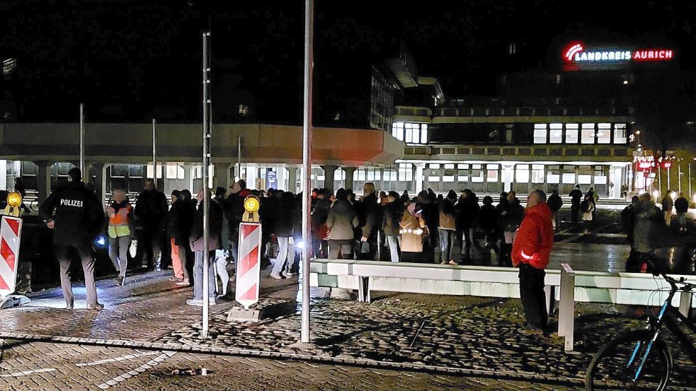 250 Menschen demonstrierten am Montagabend in Aurich gegen die Corona-Maßnahmen. Foto: Franziska Otto