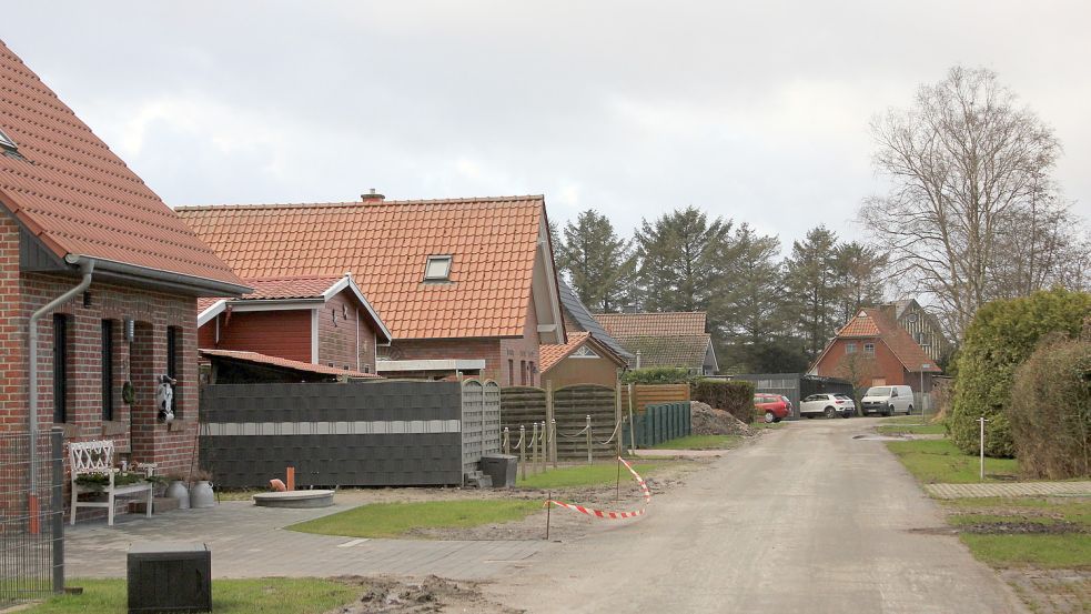 Kleine Schuppen und zum Teil Carports finden sich bei etlichen der Ferien-, Wochenend- und Dauerwohnhäuser. Foto: Karin Böhmer