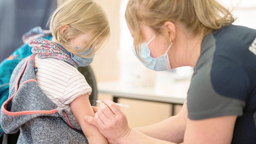 Es geht voran: Mehr als 38.000 Kinder im Alter zwischen fünf und zwölf Jahren sind in Niedersachsen laut RKI inzwischen geimpft. Foto: Daniel Reinhardt/dpa