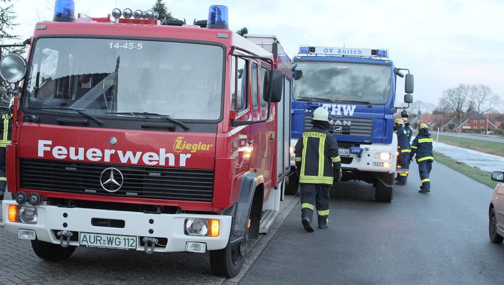 Ein Einsatzfahrzeug der Feuerwehr Ostgroßefehn mit einem Wagen des Technischen Hilfswerkes. Foto: Jan-Michael Heimann