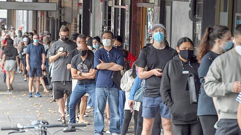 Warteschlange für Covid19-PCR-Tests vor einer Klinik in Sydney. Foto: Mick Tsikas/AAP/dpa