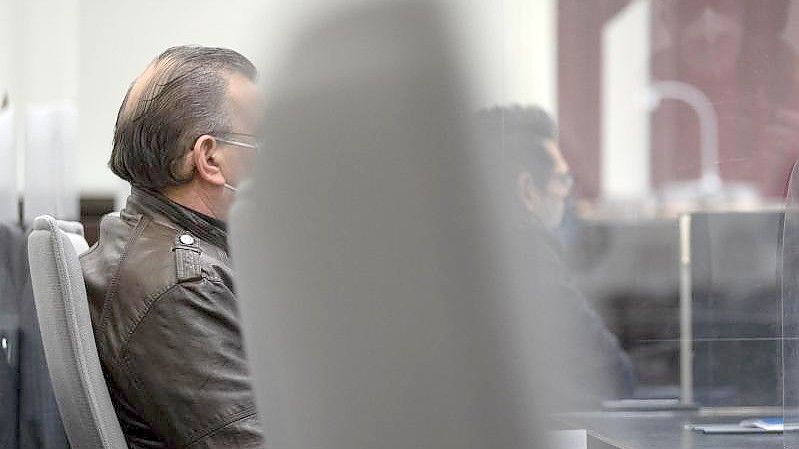 Der Angeklagte (l.) sitzt neben seinem Verteidiger Ashraf Abouzeid im Schwurgerichtssaal vom Landgericht Paderborn. Foto: Friso Gentsch/dpa