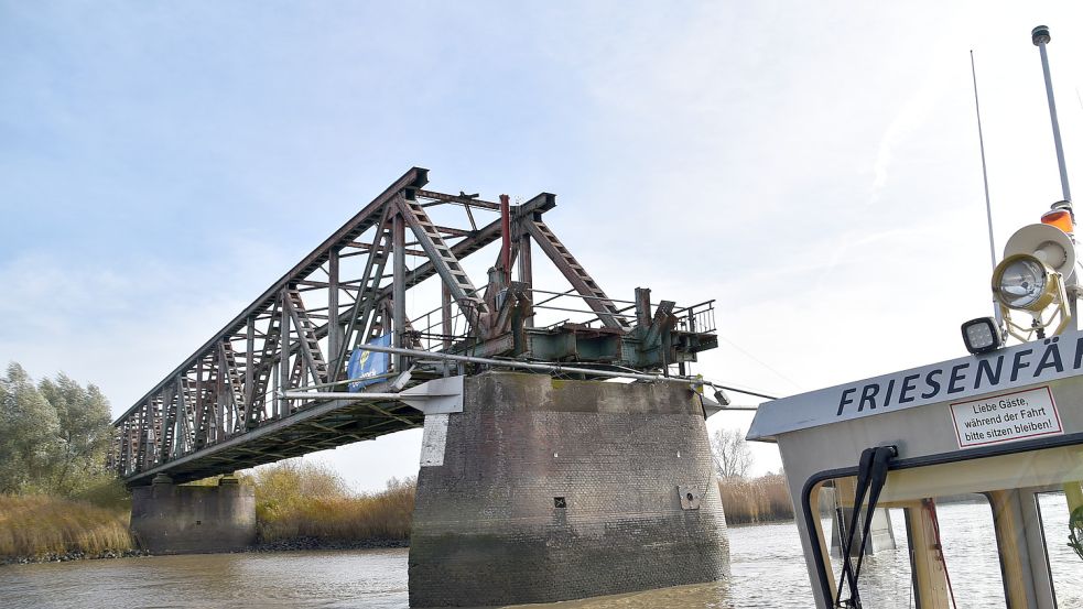Im Dezember ist bereits ein tonnenschwerer Überbau entfernt worden. Ein weiteres Brückenelement (Foto) muss noch per Schwimmkran ausgehoben und über den Wasserweg abtransportiert werden. Das Foto wurde von der Friesenfähre aus gemacht, die von April bis Oktober als Ersatz für die zerstörte Brücke zwischen Mitling-Mark und Weener auf der Ems verkehrt. Foto: Ammermann