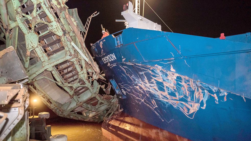 Am Abend des 3. Dezembers 2015 war das Frachtschiff „Emsmoon“ mit der Friesenbrücke kollidiert. Foto: DPA/ Archiv