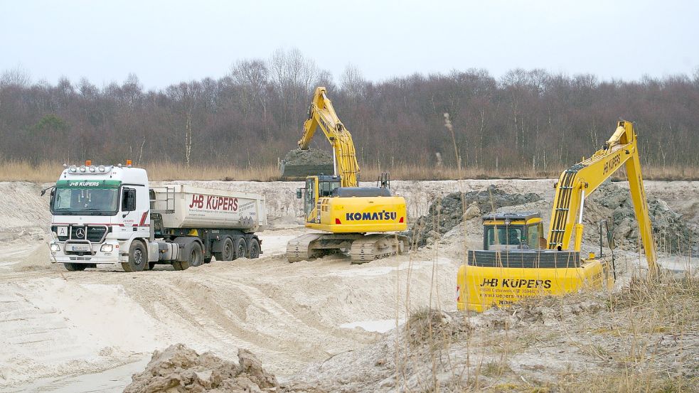 Bereits 2015 wurden Teile der Bohrschlammgrube geräumt, demnächst sollen weitere folgen. Archivfoto: Marlies de Vries