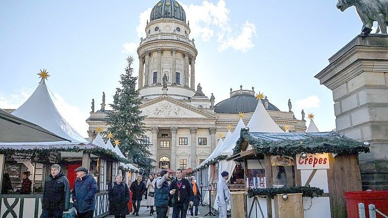 Besucherinnen und Besucher gehen über den Weihnachtsmarkt. Foto: Britta Pedersen/dpa-Zentralbild/dpa/Archivbild