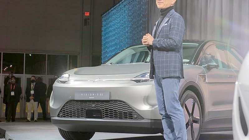 Sony-CEO Kenichiro Yoshida stellt das Elektroauto „Vision-S02“ auf der Technik-Messe CES vor. Foto: Andrej Sokolow/dpa