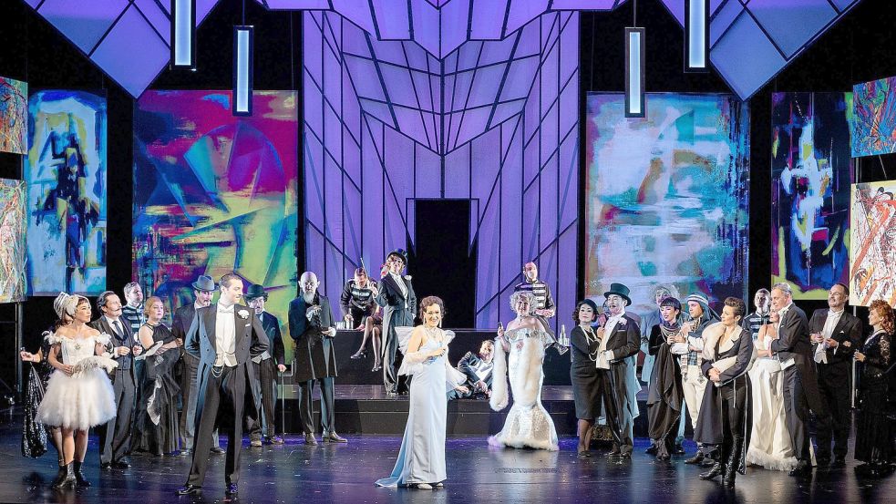 Sieht ja ganz schön aus: „Die Fledermaus“ von Johann Strauß am Theater Osnabrück. Foto: Stephan Glagla