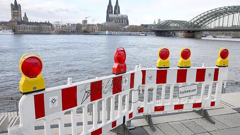 Der Wasserstand im Rhein bei Köln steigt momentan an. Foto: Oliver Berg/dpa