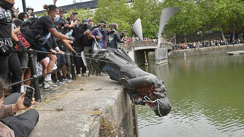 Die vier Freigesprochenen jubeln vor dem Gericht in Bristol. Foto: Ben Birchall/PA Wire/dpa