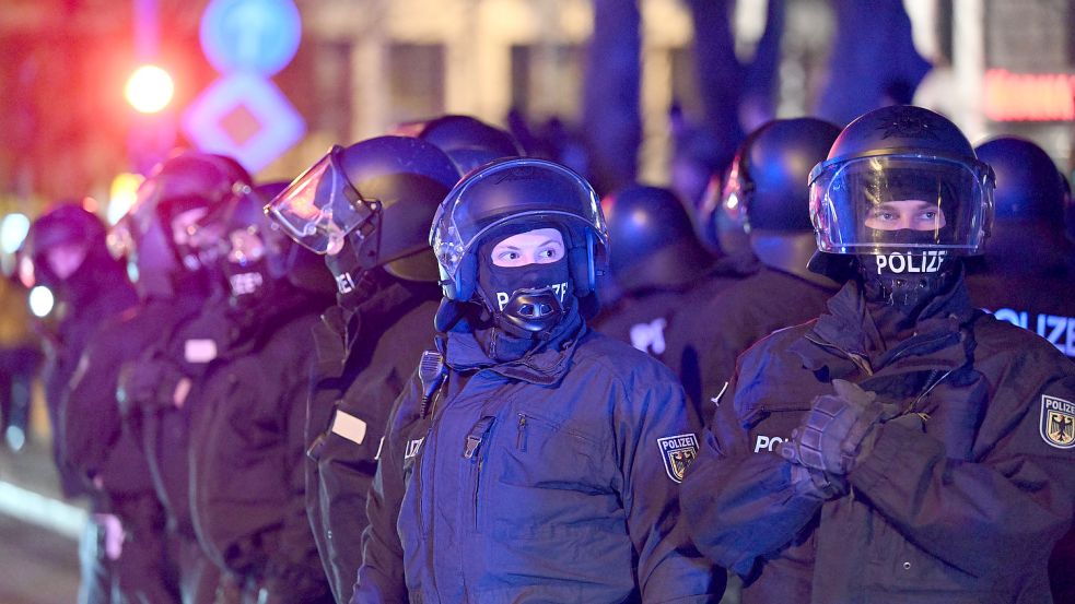 Polizeibeamte begleiten einen Protest gegen Corona-Maßnahmen und eine mögliche Impfpflicht in Deutschland. Foto: DPA
