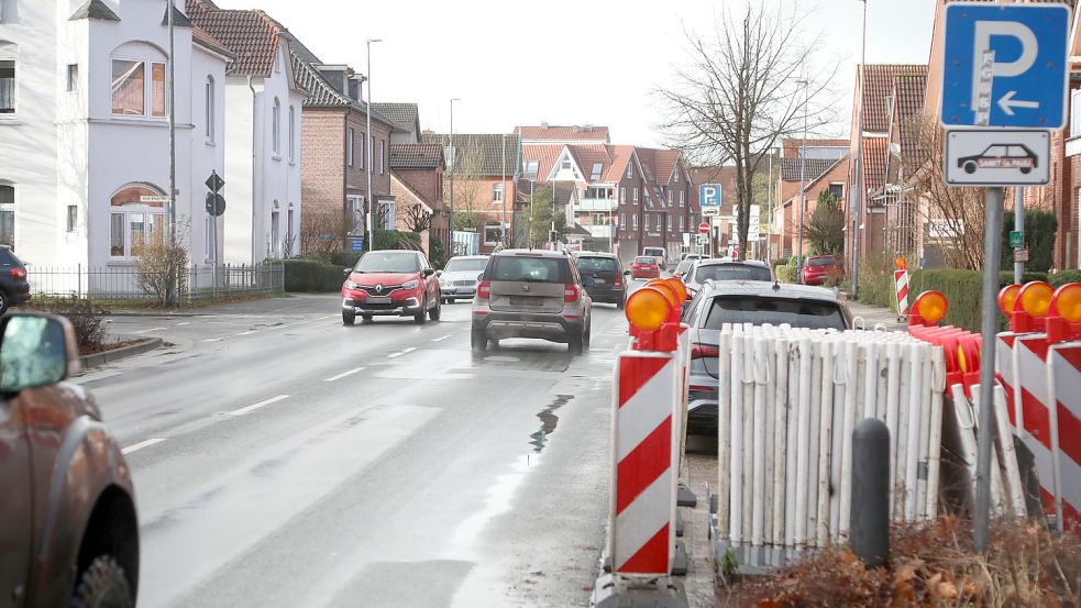 Die ersten Vorarbeiten an der Fockenbollwerkstraße in Aurich sind schon abgeschlossen. Foto: Banik