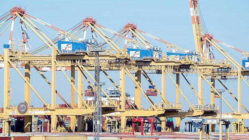 Containerbrücken und zahlreiche Container stehen an einem Containerterminal in Bremerhaven. Foto: Hauke-Christian Dittrich/dpa