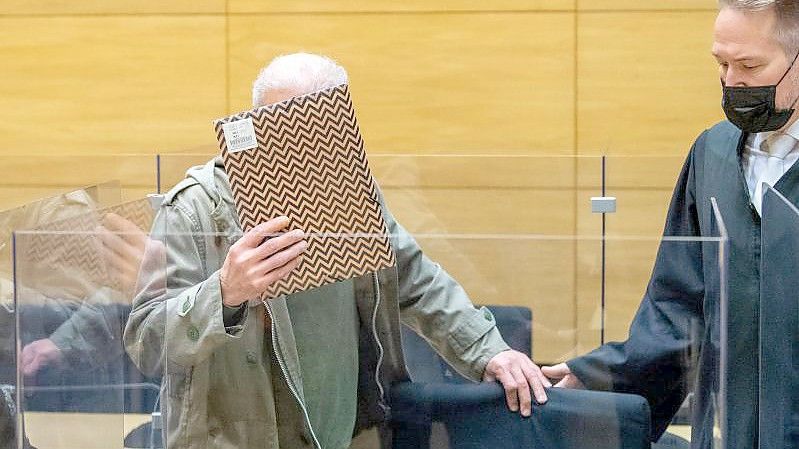 Der Angeklagte beim Prozessauftakt im Gerichtssaal am Landgericht Bielefeld. Rechts steht sein Anwalt Carsten Ernst. Foto: Lino Mirgeler/dpa
