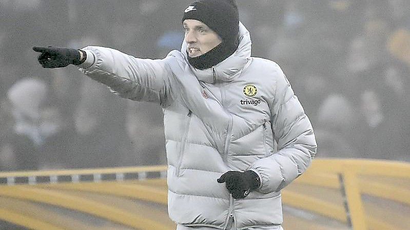 Der Trainer des FC Chelsea, Thomas Tuchel, steht am Spielfeldrand und coacht seine Mannschaft. Foto: Rui Vieira/AP/dpa