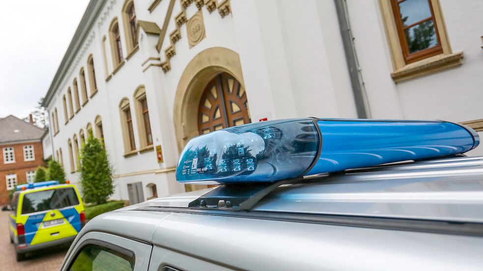 Polizeiwagen vor dem Auricher Landgericht im Schloss. Hier startet ein Prozess gegen mutmaßliche Schleuser. Archivfoto: Romuald Banik