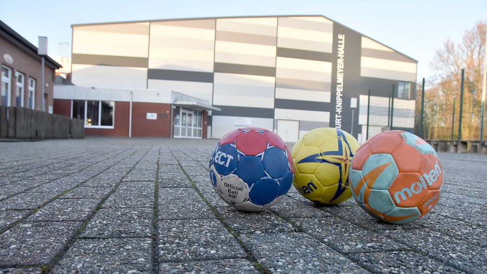 Die Handballer von TuRa Marienhafe haben in dieser Woche wieder mit dem Training in der Kurt-Knippelmeyer-Halle begonnen. Foto: Thomas Dirks