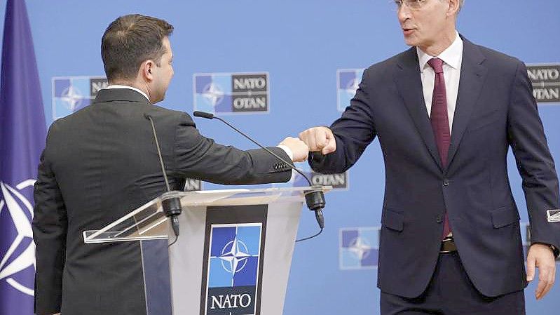 Nato-Generalsekretär Jens Stoltenberg (r) und Wolodymyr Selenskyj, Präsident der Ukraine, nach einer Pressekonferenz im Nato-Hauptquartier. Foto: Olivier Matthys/AP/dpa
