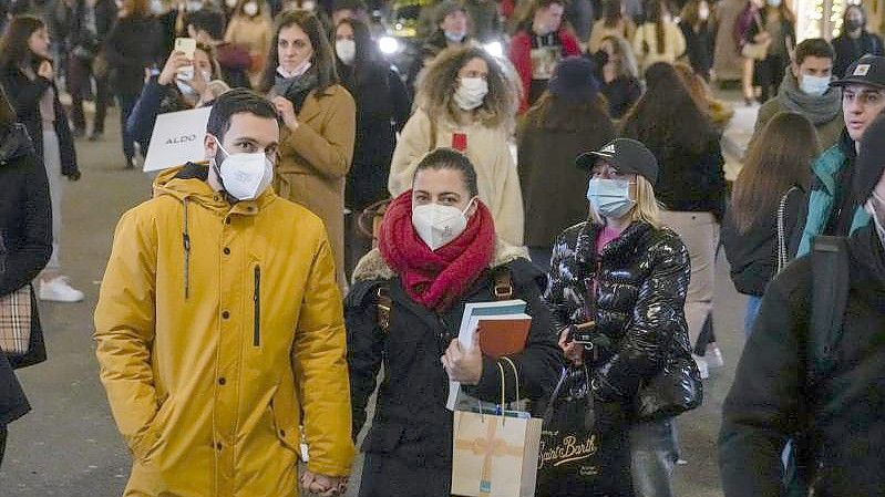 Menschen auf einer Einkaufsstraße in Rom. Foto: Andrew Medichini/AP/dpa