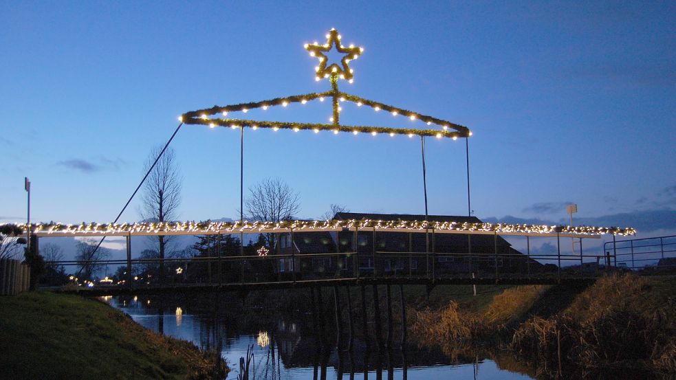 Zwei solcher Bögen stellt die Wiekengemeinschaft in Ihlowerfehn jedes Jahr in der Weihnachtszeit auf. Foto: Imke Cirksena