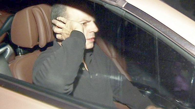 Thomas Drach, verurteilter Reemtsma-Entführer, verlässt im Jahr 2013 nach 15-jähriger Haft das Gefängnis Hamburg-Fuhlsbüttel im Auto seines Anwalts. Foto: TV News Kontor/dpa