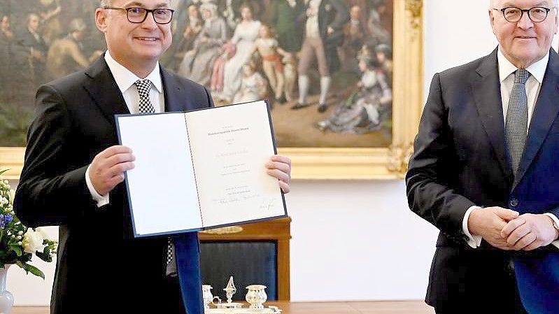 Bundespräsident Frank-Walter Steinmeier (r) überreicht Joachim Nagel die Ernennungsurkunde. Foto: Britta Pedersen/dpa-Zentralbild Pool/dpa