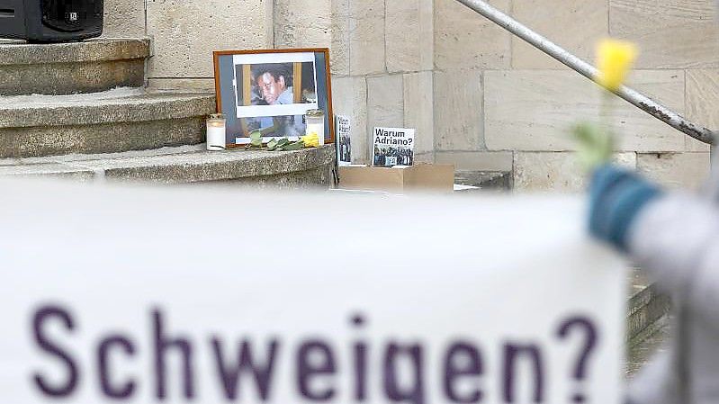 Die Todesumstände von Oury Jalloh gelten auch nach zwei Landgerichtsprozessen als nicht aufgeklärt. Foto: Jan Woitas/dpa