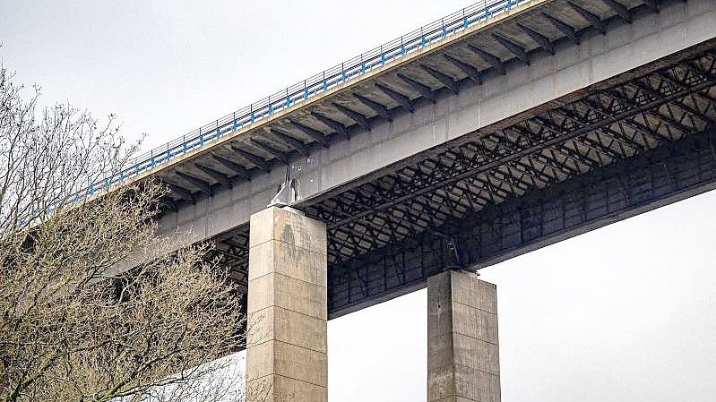 Die marode Talbrücke Rahmede darf nicht mehr befahren werden. Foto: Markus Klümper/dpa