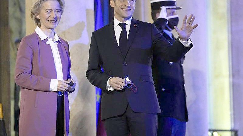 Emmanuel Macron begrüßt Ursula von der Leyen im Élysée-Palast. Foto: Michel Euler/AP/dpa
