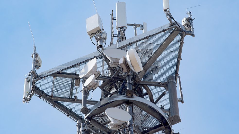 Das Mobilnetz von O2 in Hage sollte jetzt wieder stabil sein. Techniker haben ein defektes Bauteil an der Richtfunkstrecke ausgetauscht. Foto: DPA
