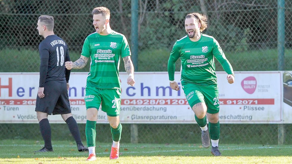 Für die Moordorfer Spieler Andre Röpkes und Wilko Janssen (von links) gab es bis zur Winterpause zahlreiche Momente, um sich über Tore und Siege zu freuen. Die Grün-Weißen führen souverän die Tabelle in der Ostfrieslandliga, Staffel 1, an. Die Elf qualifizierte ungeschlagen vorzeitig für die Aufstiegsrunde. Foto: Stephan Friedrichs