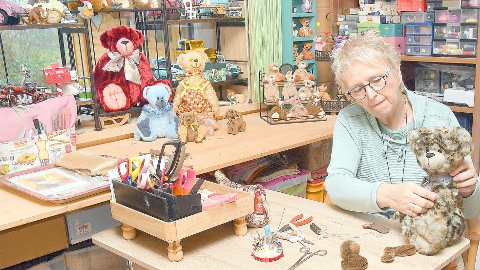 Gunda Mammen an ihrem Arbeitstisch in ihrer Werkstatt. Fotos: Gerd-Arnold Ubben