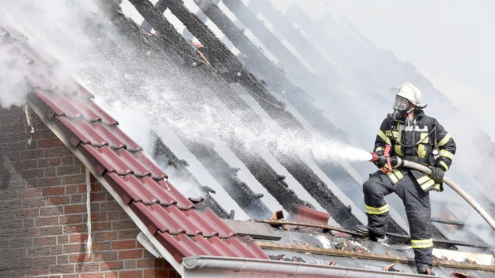 Die Tätigkeit von Feuerwehrleuten (hier bei einem Brand im Juli 2020 in Marienhafe) ist anstrengend und erfordert deren Fitness. Foto: Thomas Dirks