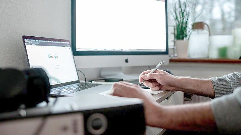 Arbeiten im Homeoffice hilft, die Kontakte zu reduzieren. Foto: Fabian Strauch/dpa