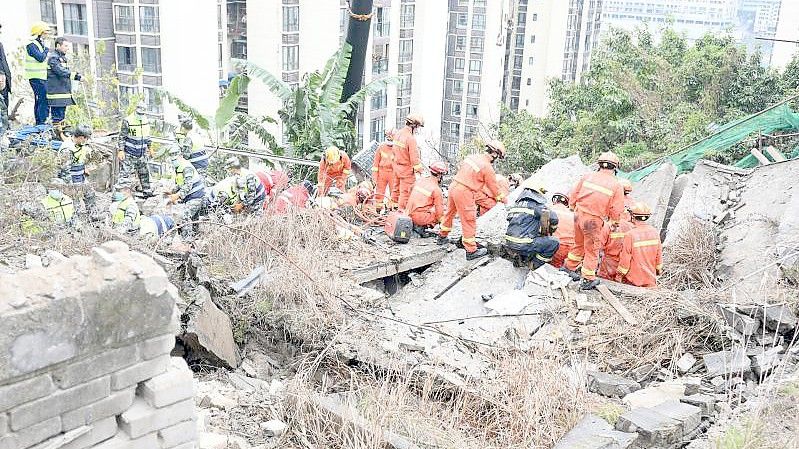 Rettungskräfte suchen nach Verschütteten am Ort der Explosion. Foto: -/XinHua/dpa