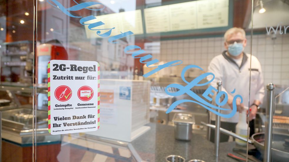Leszek Nowakowski öffnet das Schnellrestaurant „Leos“ in der Auricher Innenstadt unter der 2G-Regel. Eine Einschränkung auf 2G-Plus bezeichnet er als „tödlich“. Foto: Romuald Banik