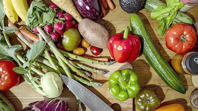 Obst und Gemüste statt Fleisch und Fisch - bei der Kampagne „Veganuary“ machen weltweit Hunderttausende Menschen mit. Foto: Fabian Sommer/dpa
