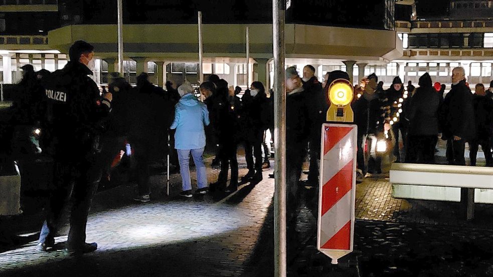 Gegner der Corona-Maßnahmen versammelten sich am Montag vor dem Auricher Rathaus. Die Polizei war vor Ort, leitete 21 Ordnungswidrigkeitsverfahren ein. Foto: Franziska Otto