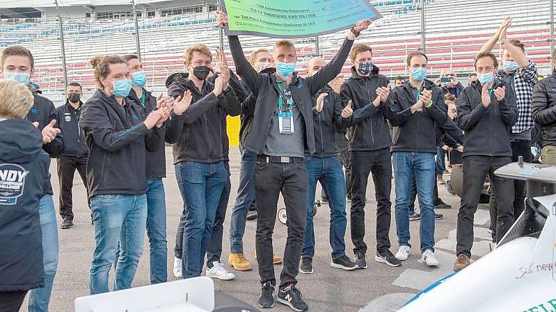 Das Team der Technischen Universität München feiert den zweiten Platz in einem Wettbewerb autonomer Rennwagen am Rande der Technik-Messe CES in Las Vegas. Foto: Andrej Sokolow/dpa