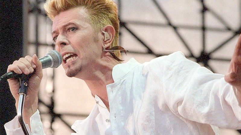 Der britische Musiker David Bowie beim Festival "Go Bang" auf dem Lübecker Flughafen Blankensee im Juni 1997. Foto: Markus Beck/dpa/Archiv