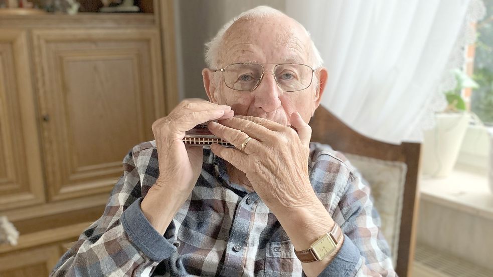 Anton-Erich Brandt spielt oft, gut und gerne Mundharmonika. Der 94-jährige Ihrhover hofft, dass er bald wieder mit seiner Band Mare auftreten kann. Fotos: Privat