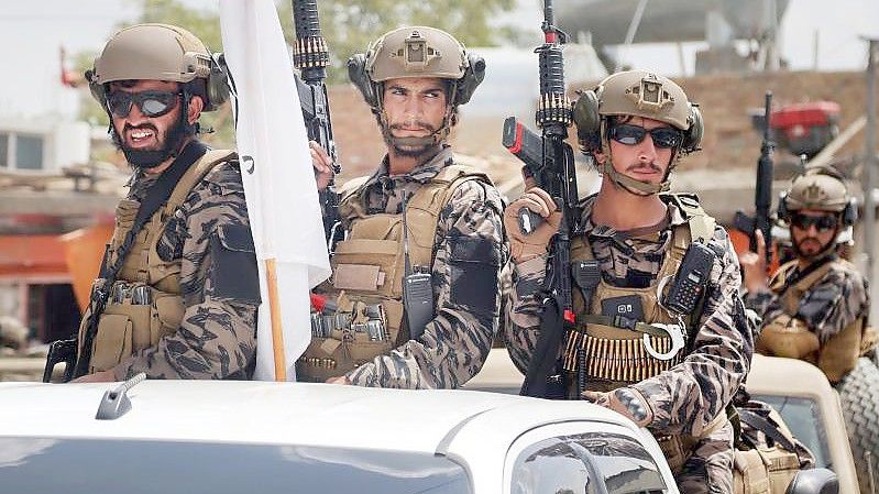 Kämpfer der Spezialeinheit der militant-islamistischen Taliban treffen nach dem Abzug der US-Truppen auf dem Flughafen Kabul ein. Foto: Khwaja Tawfiq Sediqi/AP/dpa